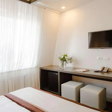 Uno Design Hotel 4*