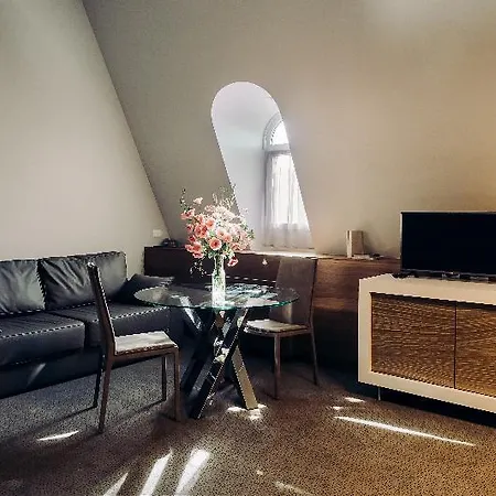 Uno Design 4*